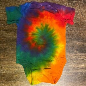 NWOT Rabbit Skins Tie Dye Onesie in Size Newborn
